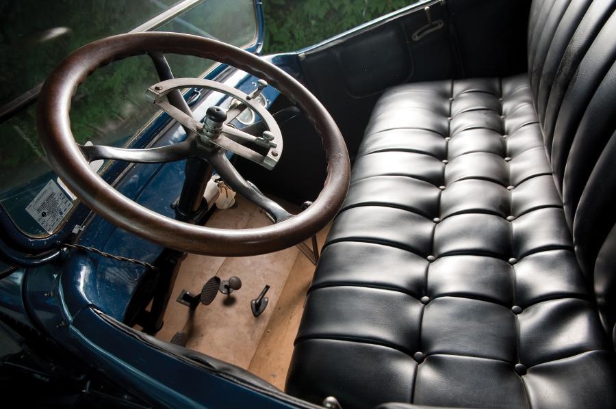 Интерьер Chalmers Six-30 Roadster 1917 года  (фото 8 из 12)
